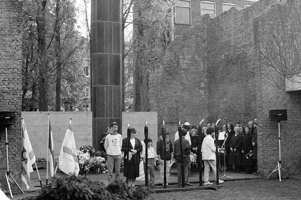 Herdenking Joodse slachtoffers Tweede Wereldoorlog in Hollandse Schouwburg in Am, Bestanddeelnr 933-6491