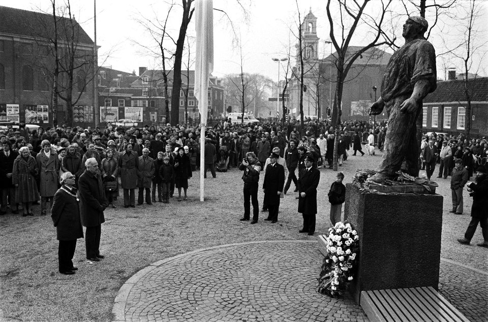 Herdenking Februaristaking bij de Dokwerker in Amsterdam. Burgemeester Polak leg, Bestanddeelnr 932-0058