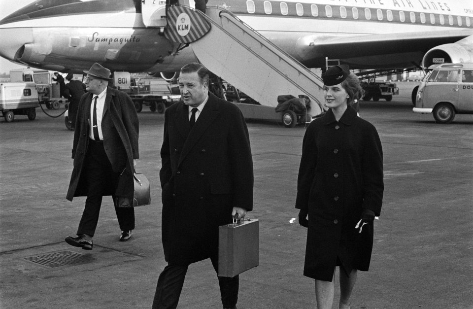 Henry Ford II in Nederland om zijn jacht te bekijken. Hier op Schiphol, Bestanddeelnr 914-9054