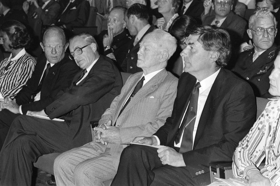 Herdenking Japanse capitulatie in Den Haag v.l.n.r. minister Rietkerk, dr. Scho, Bestanddeelnr 933-3976