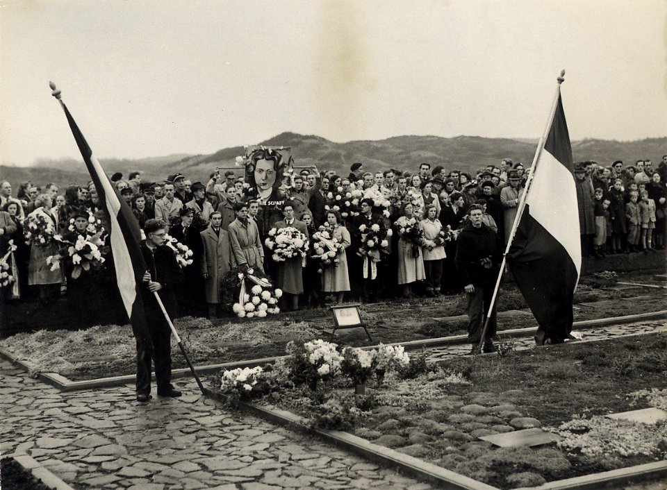 Herdenking van Hannie Schaft op de Erebegraafplaats te Overveen, belangstellenden aan het graf van Hannie Schaft. Aangekocht in 1976 van fotograaf C. de Boer. Identificatienummer 54-011190, NL-HlmNHA 1478 25900 K 38