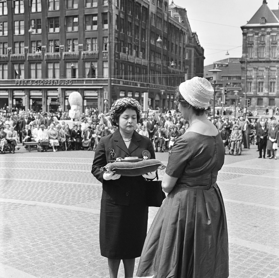Herdenking Wereld Veteranen Federatie op de Dam, lamp van Broederschap wordt doo, Bestanddeelnr 914-0543