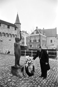 Herdenking watersnoodramp in Zeeland (1-2-1953) in Zierikzee bij Zuiderhavenpoor, Bestanddeelnr 929-5533