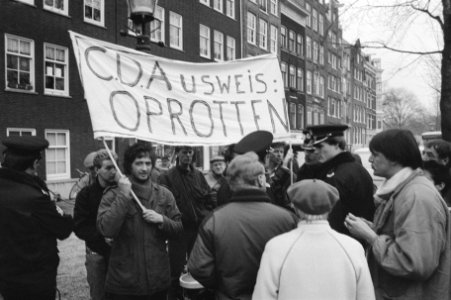 Herdenking Februaristaking bij de Dokwerker in Amsterdam mensen met spandoek (t, Bestanddeelnr 933-2466