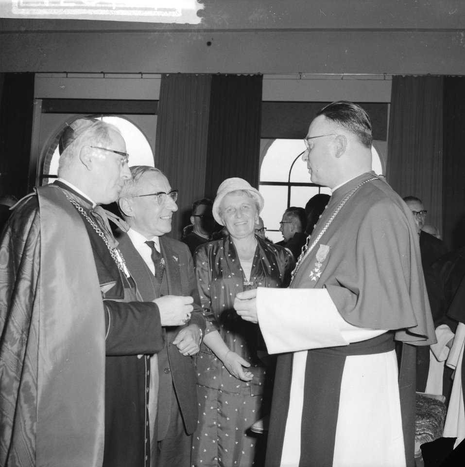 Herdenking in Constantijncollege in Amersfoort Kardinaal Alfrink , de Quay en m, Bestanddeelnr 912-8427