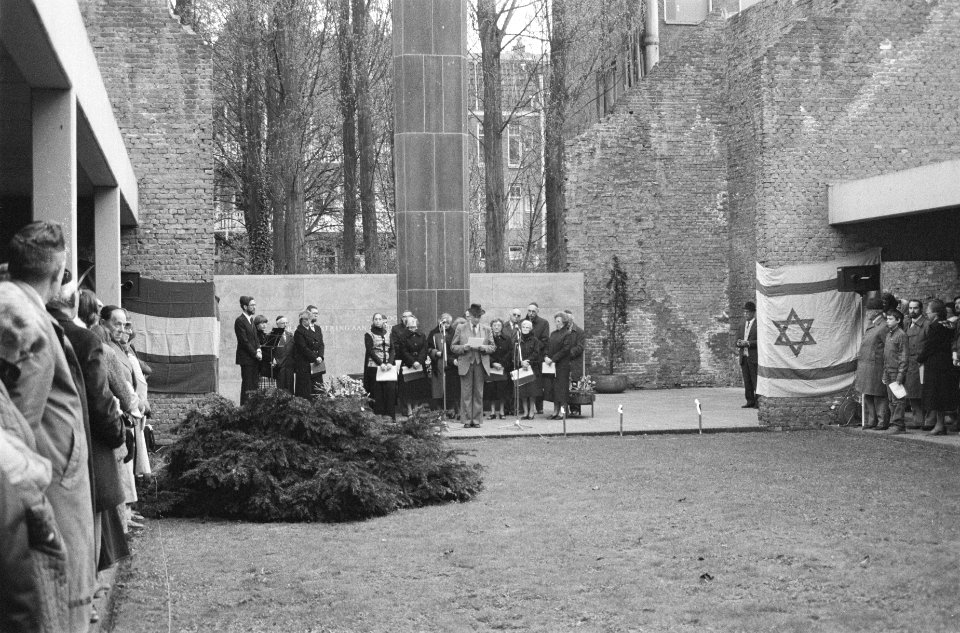 Herdenking Joodse oorlogslachtoffers in de voormalige Hollandse Schouwburg in Am, Bestanddeelnr 932-1152