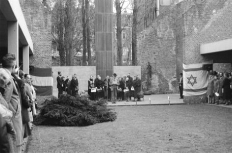 Herdenking Joodse oorlogslachtoffers in de voormalige Hollandse Schouwburg in Am, Bestanddeelnr 932-1152