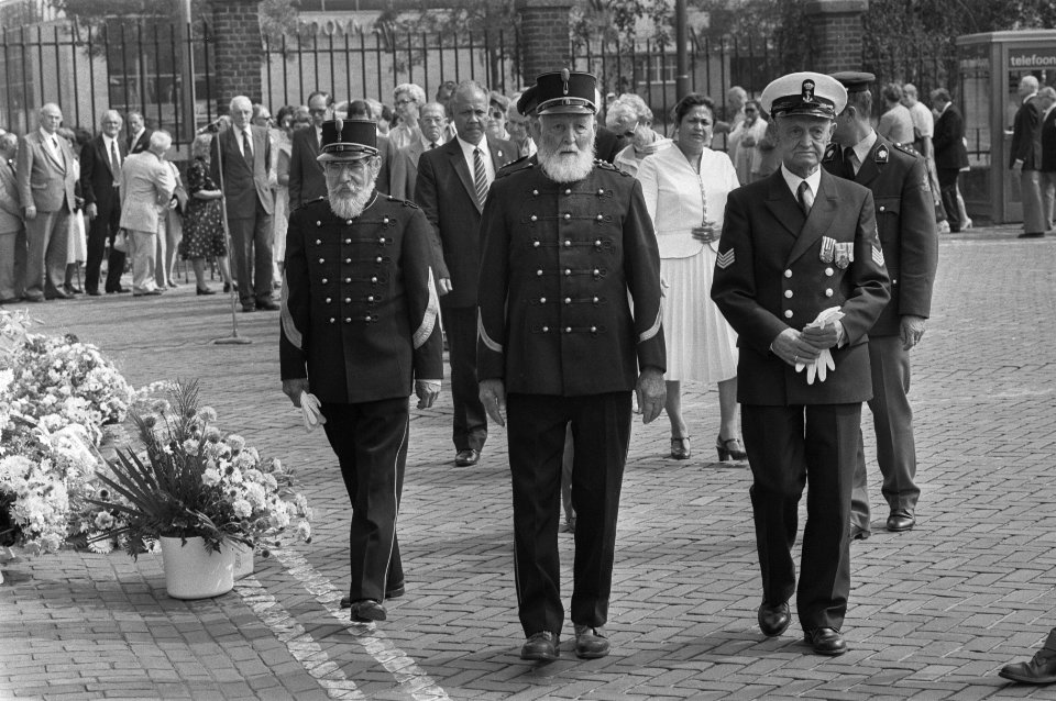 Herdenking Japanse Capitulatie in Den Bosch oud-militairen en nabestaanden defi, Bestanddeelnr 933-0499
