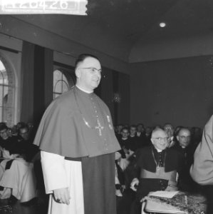 Herdenking in Constantijncollege in Amersfoort. Mgr. van Hees, Bestanddeelnr 912-8426