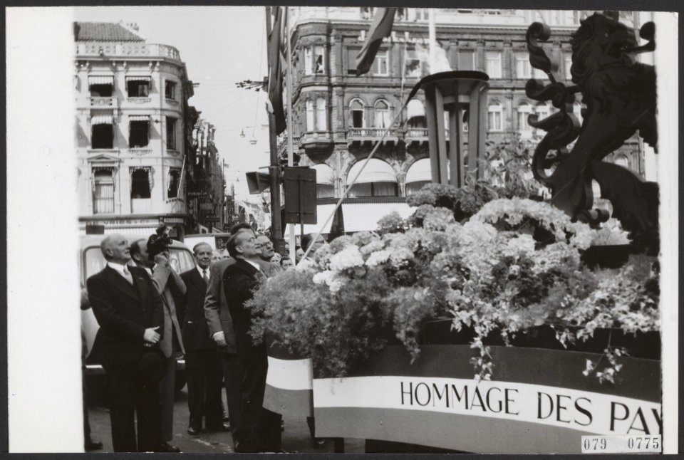 Herdenking invasie in Normandië. Praalwagen vertrekt uit Amsterdam met een fakke, Bestanddeelnr 079-0775