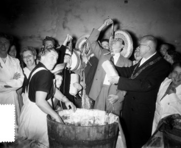 Herdenking Leidens ontzet, burgemeester deelt haring en brood uit, Bestanddeelnr 907-3617