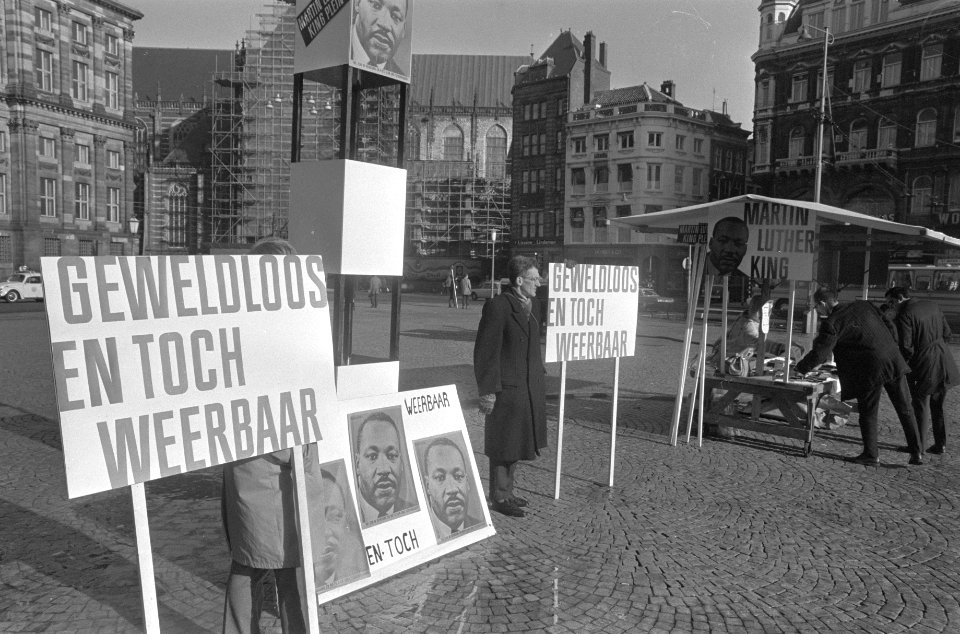Herdenking moord op ds. Martin Luther King op de Dam, Amsterdam demonstranten me, Bestanddeelnr 922-2630