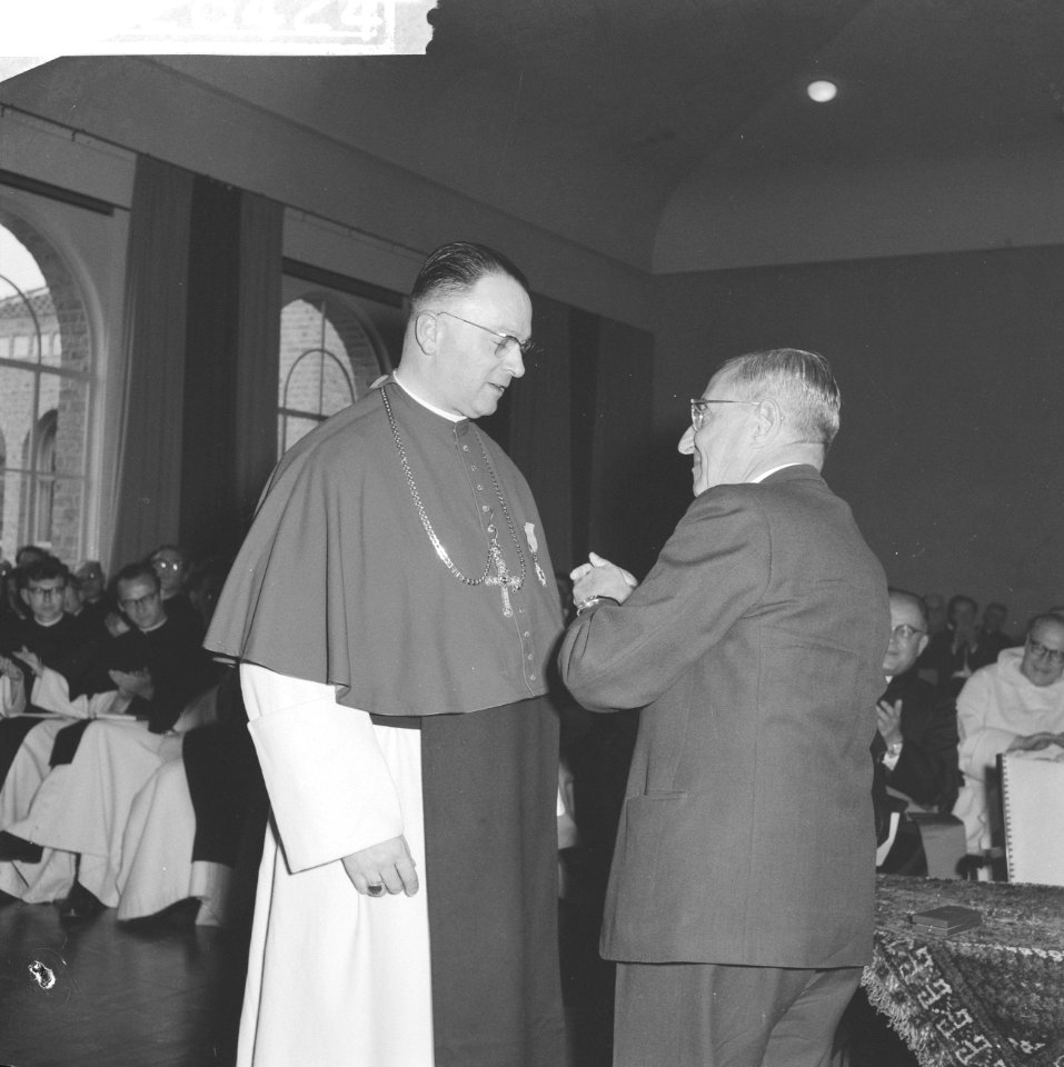 Herdenking in Constantijncollege in Amersfoort Professor de Quay en mgr van He, Bestanddeelnr 912-8424