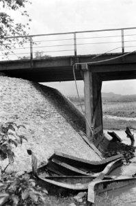 Herbouw van een verkeersbrug door de genie, Bestanddeelnr 13423