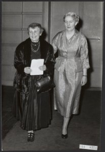 Herdenking geboortedag Prof. Sigmund Freud. Dochter Anna Freud (l.) met dr. Mari, Bestanddeelnr 091-0251