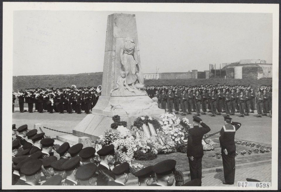 Herdenking gevallenen in Den Helder bij het 'Marinemonument', Bestanddeelnr 047-0598