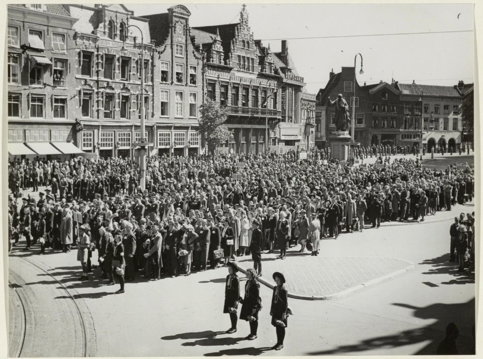 Herdenking gevallenen van de Tweede Wereldoorlog op de Grote Markt, vlak voor vertrek naar de Erebegraafplaats