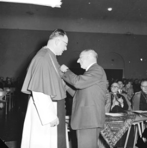 Herdenking in Constantijncollege in Amersfoort Professor de Quay en mgr van He, Bestanddeelnr 912-8425