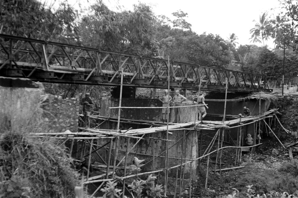 Herbouw van een verkeersbrug door de genie, Bestanddeelnr 13429