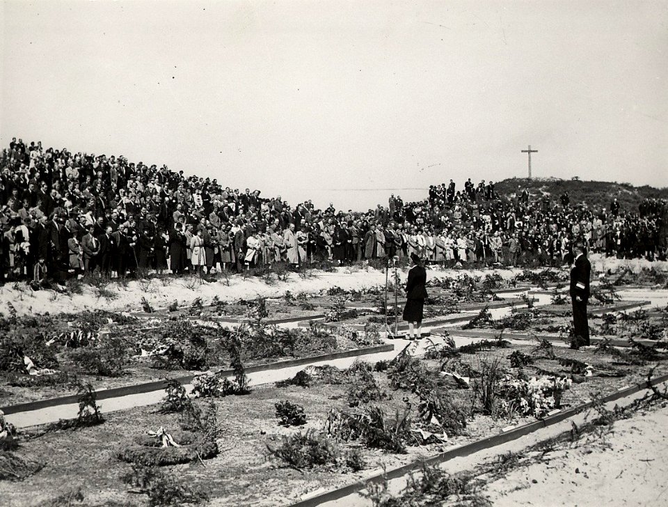 Herdenking gevallenen W.O. II, dodenherdenking op de Erebegraafplaats te Overveen. Aangekocht in 1977 van fotograaf C. de Boer. Identificatienummer 54-011187, NL-HlmNHA 1478 25900 K 38