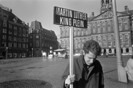 Herdenking moord op ds. Martin Luther King op de Dam, Amsterdam demonstranten me, Bestanddeelnr 922-2632