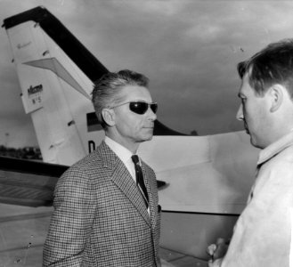 Herbert von Karajan Duitse dirigent met privetoestel op Schiphol, Bestanddeelnr 915-2940