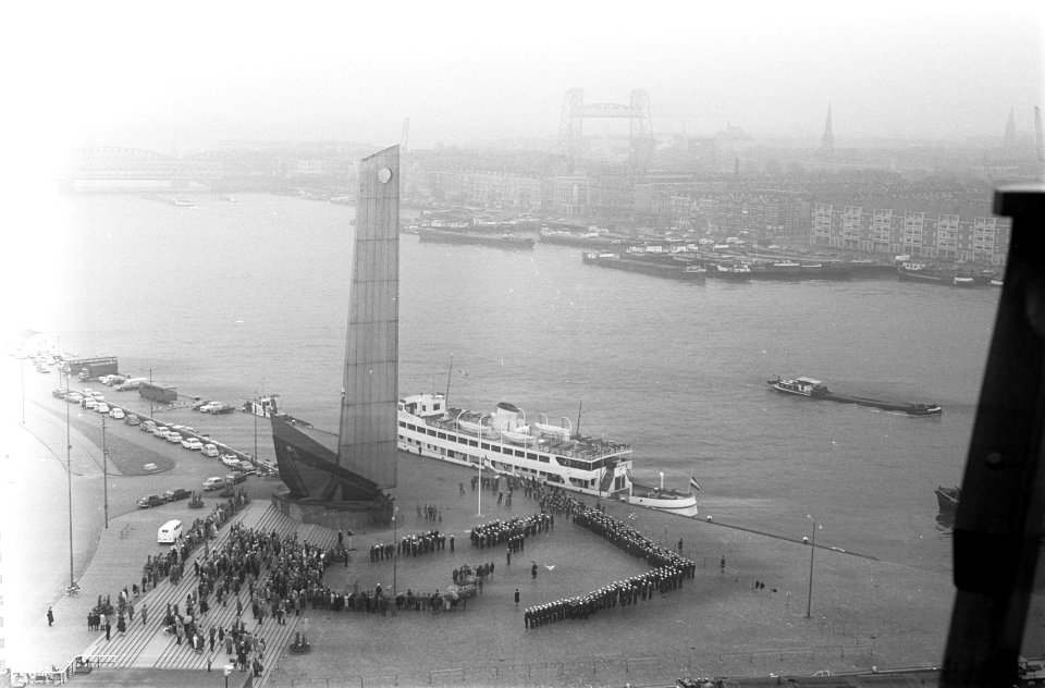 Herdenking gevallenen Koopvaardij en Koninklijke Marine bij Nationaal Monument , Bestanddeelnr 921-3192