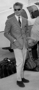 Herbert von Karajan Duitse dirigent met privetoestel op Schiphol, Bestanddeelnr 915-2938 (cropped)