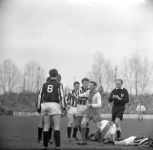 Heracles tegen Elinkwijk 3-0 Donners gewond op de grond, Bestanddeelnr 913-7761