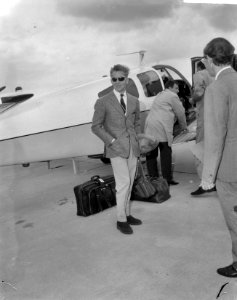 Herbert von Karajan Duitse dirigent met privetoestel op Schiphol, Bestanddeelnr 915-2938