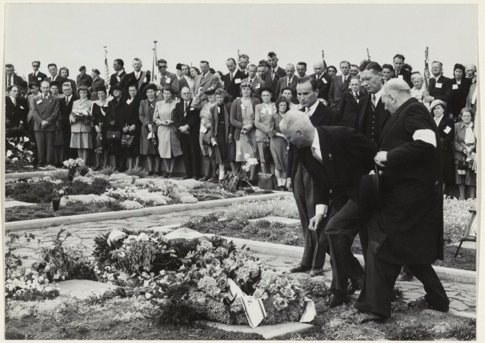 Herdenking gevallenen WO II. Namens de vereniging van Ex Politieke Gevangenen wordt op de Erebegraafplaats een krans gelegd. NL-HlmNHA 54004038