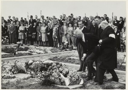 Herdenking gevallenen WO II. Namens de vereniging van Ex Politieke Gevangenen wordt op de Erebegraafplaats een krans gelegd. NL-HlmNHA 54004038