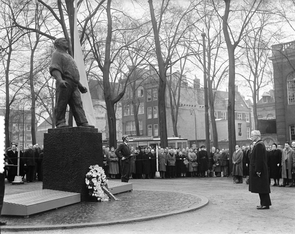 Herdenking Februaristaking Waterlooplein, kranslegging burgemeester dAilly, Bestanddeelnr 906-3146
