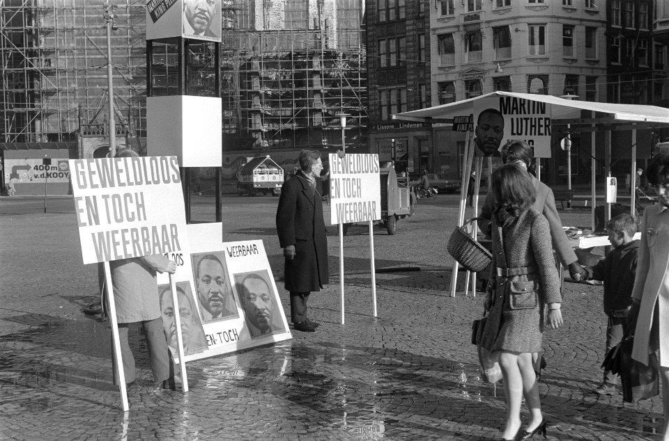 Herdenking moord op ds. Martin Luther King op de Dam, Amsterdam demonstranten me, Bestanddeelnr 922-2634