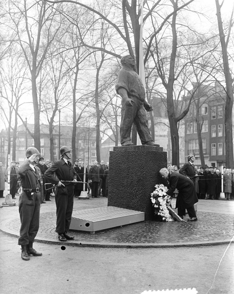 Herdenking Februaristaking Waterlooplein, kranslegging burgemeester dAilly, Bestanddeelnr 906-3145