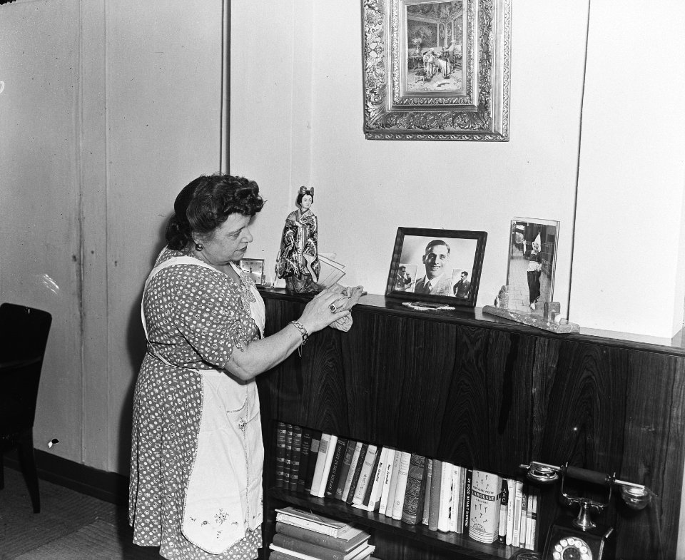 Henriette Davids aan het stoffen, Bestanddeelnr 902-5824