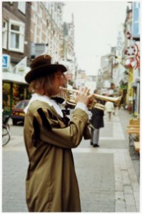 Heraut in de Barteljorisstraat tijdens het 750-jarig bestaan van Haarlem. NL-HlmNHA 54036040