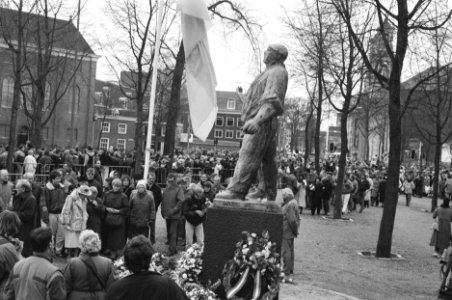Herdenkingen, bloemenkransen, standbeelden, Bestanddeelnr 934-4104