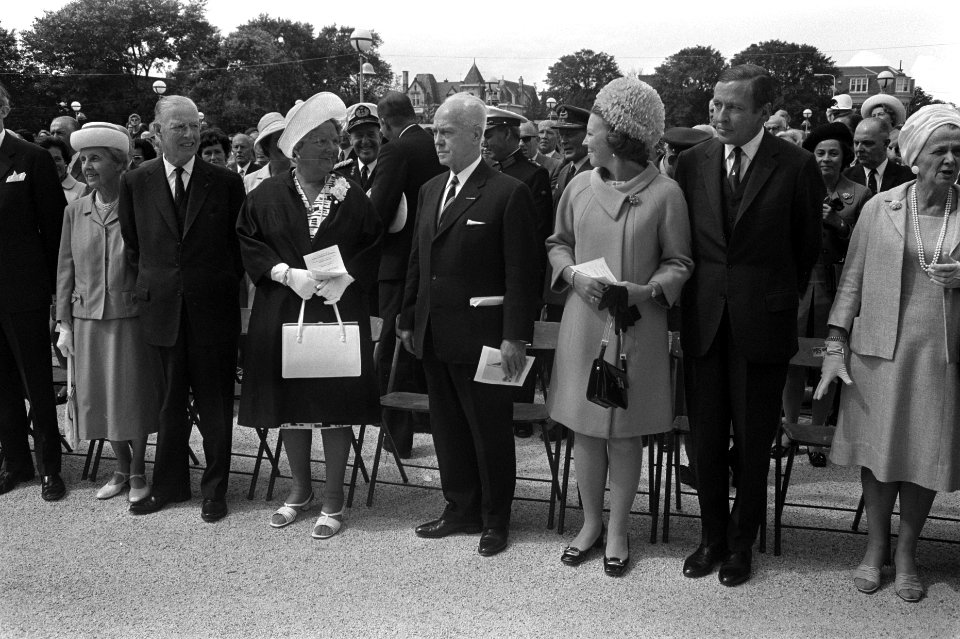 Herdenking t.g.v. beeindiging oorlog 25 jaar geleden Z-O-Azie, in Congresgebouw , Bestanddeelnr 923-7554