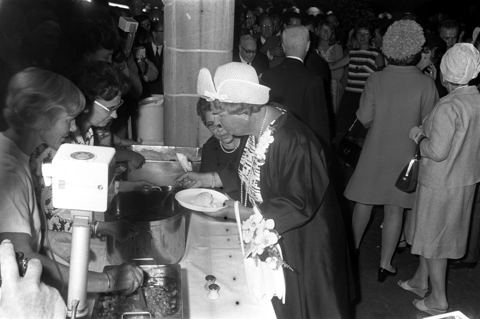 Herdenking t.g.v. beeindiging oorlog 25 jaar geleden Z-O-Azie, in Congresgebouw,, Bestanddeelnr 923-7552