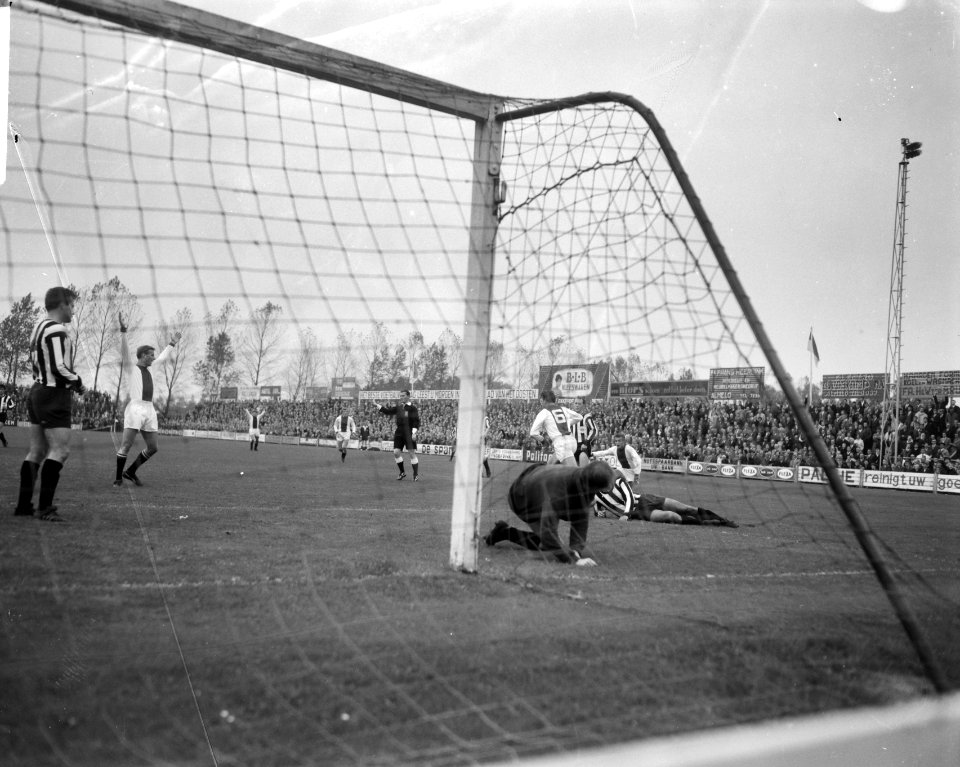 Heracles tegen Ajax 1-1, Co Prins scoort goal voor Ajax (nummer 6), Bestanddeelnr 918-2622