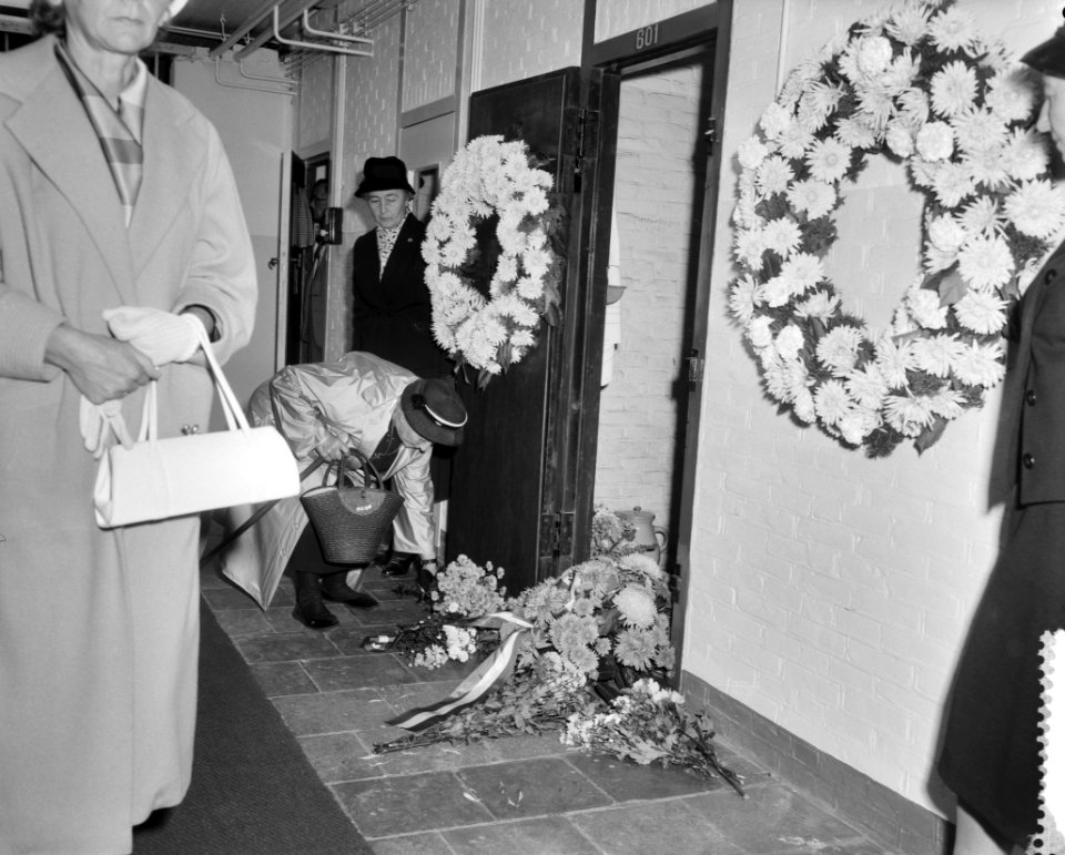 Herdenking bij dodencel 601 in het Oranjehotel, Bestanddeelnr 911-6583