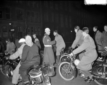 Herdenkingsavond op de Dam te Amsterdam, n.a.v. Hongaarse opstand. Marechaussee , Bestanddeelnr 934-6031