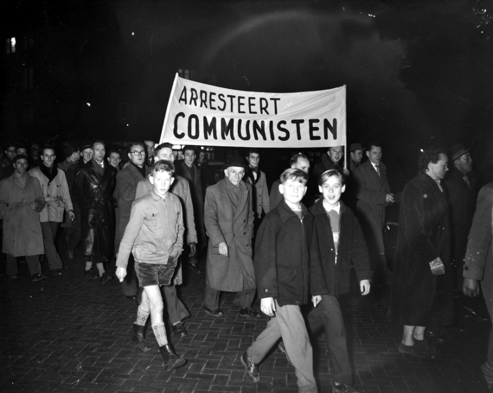 Herdenkingsavond Eindhoven, nav Hongaarse Opstand Spandoek Arresteert Commu, Bestanddeelnr 908-1266