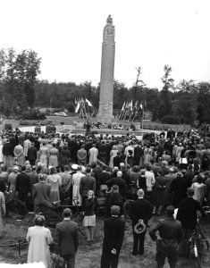 Herdenking bij het Airborne-monument in Oosterbeek, Bestanddeelnr 903-0030