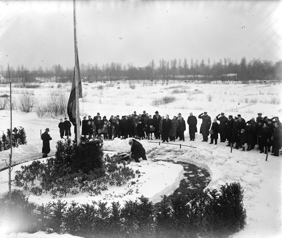 Herdenking bij het monument op de fusilladeplaats Rozenoord te Amsterdam, Bestanddeelnr 902-0661