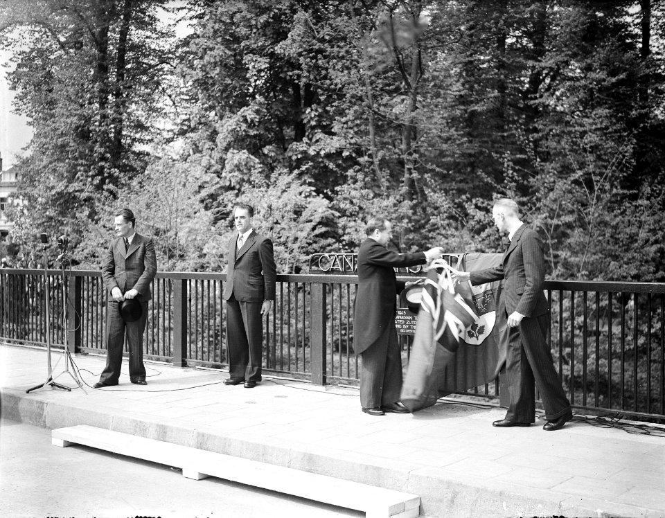Herdenking Canadese kerkhof Holten Canadese brug, Bestanddeelnr 902-7344