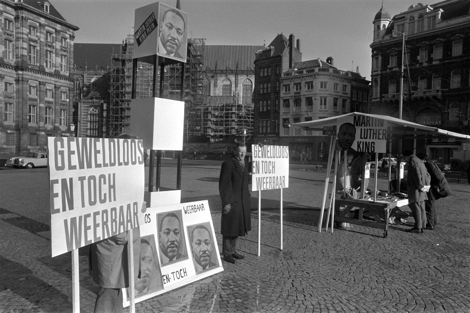 Herdenking moord op ds. Martin Luther King op de Dam, Amsterdam demonstranten me, Bestanddeelnr 922-2633