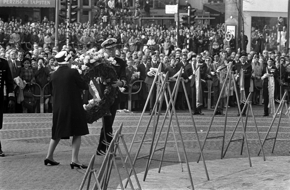 Herdenking bij het Nationaal Monument op de Dam. Koningin Juliana en prins Bernh, Bestanddeelnr 921-3176