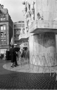 Herdenking bij het Nationaal Monument op de Dam in aanwezigheid van het koninkli, Bestanddeelnr 912-4471
